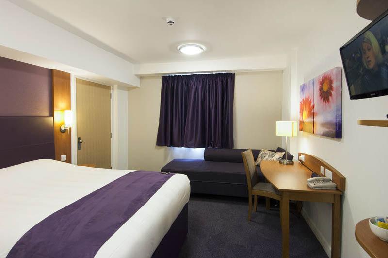 Premier Inn Dundee North Exteriör bild