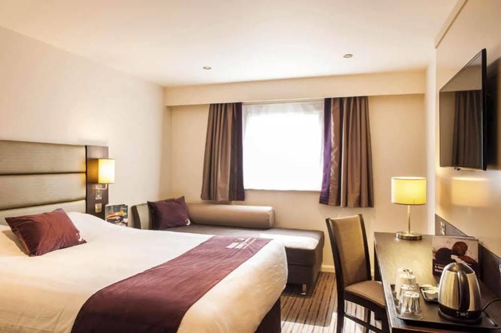 Premier Inn Dundee North Exteriör bild